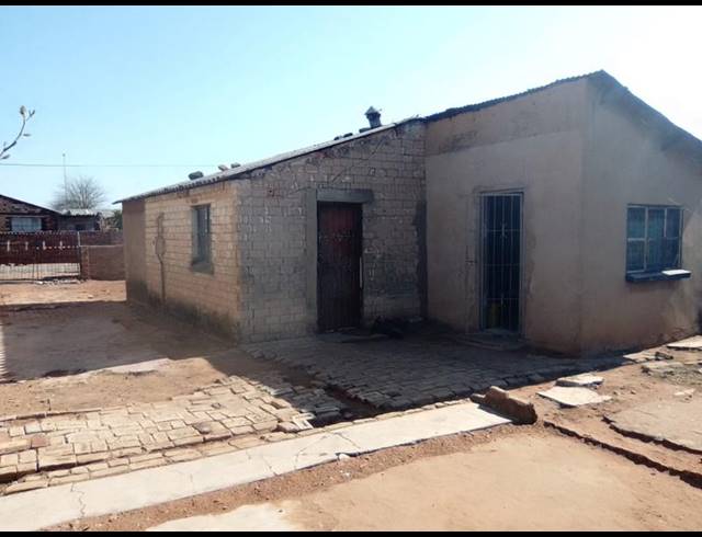 2 BEDROOM HOUSE FOR SALE IN MOFOLO CENTRAL